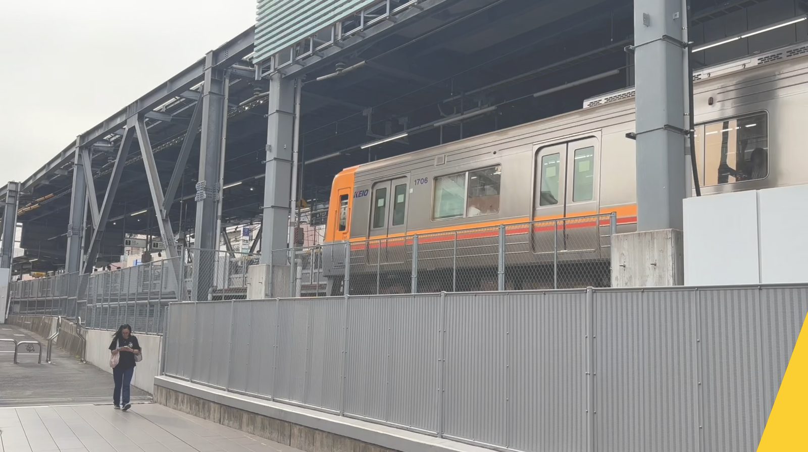 Keio Inokashira line train arriving at Shimokitazawa station