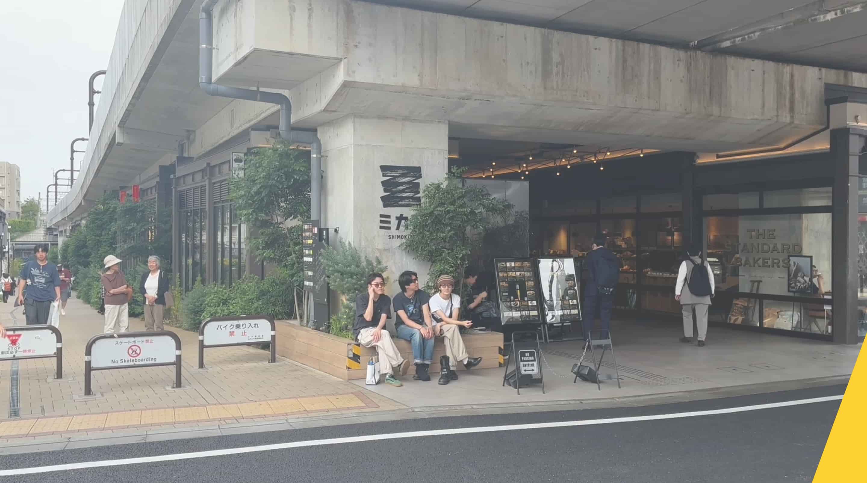 Shimokitazawa Mikan in front of the station